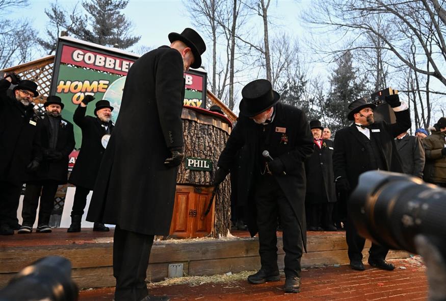 Η στιγμή που ο Φιλ βγαίνει από το λαγούμι του (AP Photo/Barry Reeger)