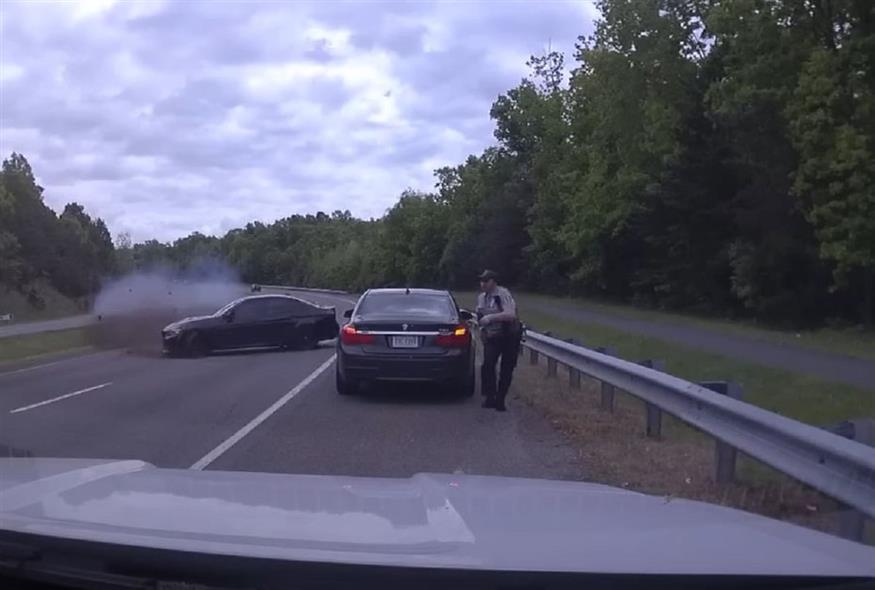Τρομακτικό βίντεο: Καρέ - καρέ η στιγμή που ανεξέλεγκτο όχημα πέφτει πάνω σε αστυνομικό στις ΗΠΑ 6c6e420c-9b8b-4ad3-a79b-07eb0d8e4c5f