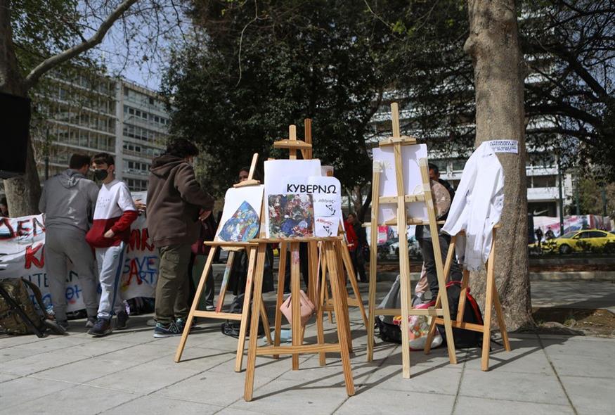 Διαμαρτυρία ενάντια στην υποβάθμιση των μουσικών και καλλιτεχνικών σχολείων στην πλατεία Συντάγματος
