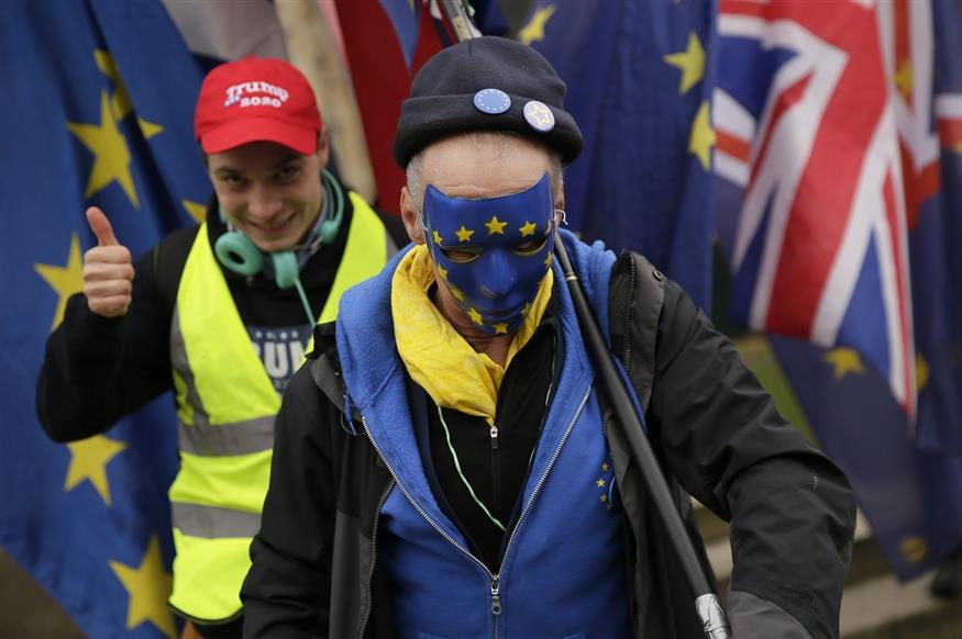 Στη διαδήλωση του περασμένου Σαββάτου τα «Γιλέκα» έγιναν ένα με τους πολέμιους του Brexit (AP Photo/Tim Ireland)