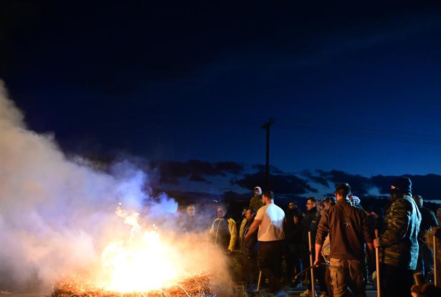 Ένταση στο μπλόκο της Θήβας(ΤΑΤΙΑΝΑ ΜΠΟΛΑΡΗ/EUROKINISSI)
