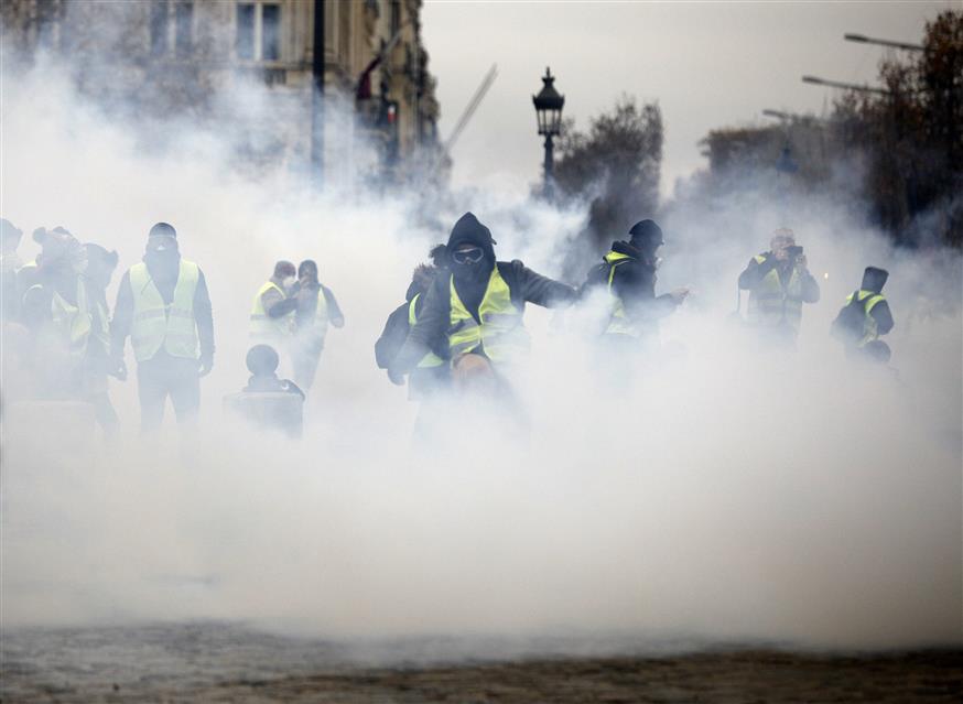 Επεισόδια διαδηλωτών-Γαλλικής αστυνομίας (AP Photo/Kamil Zihnioglu)