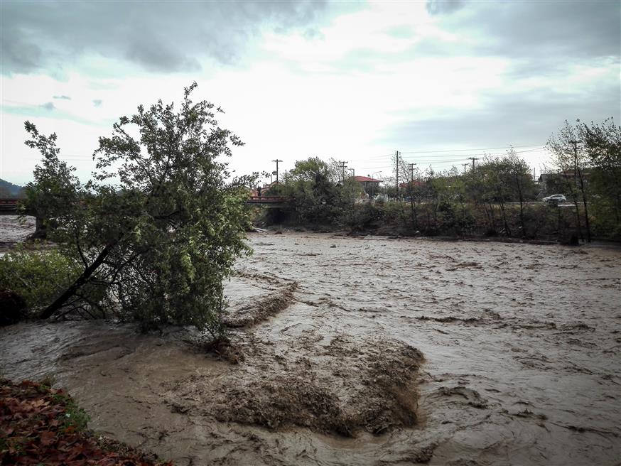 Στιγμιότυπα από την περιοχή Μουζάκι στην Καρδίτσα, όπου υπερχείλισε ο Πάμισος ποταμός από τον Μεσογειακό κυκλώνα Ιανό (eurokinissi)