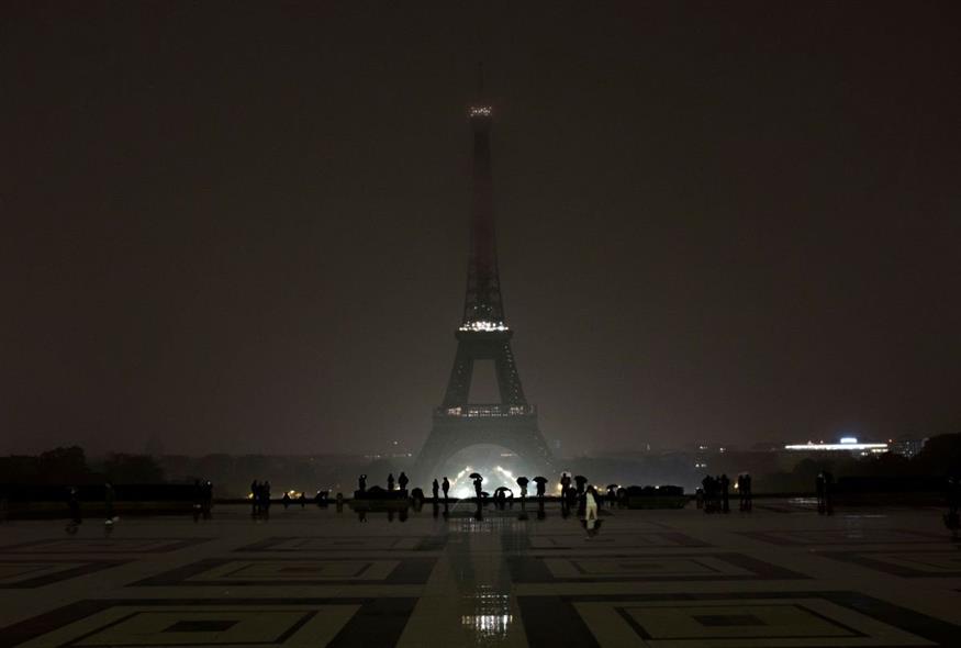 Ο Πύργος του Άιφελ με σβηστά φώτα (AP Photo/Kamil Zihnioglu)