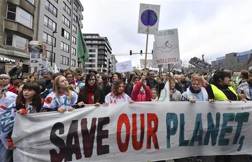 Πανό κατά της κλιματικής αλλαγής (AP Photo/Geert Vanden Wijngaert)