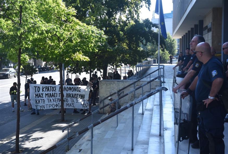 Οι συλληφθέντες για την εμπρηστική επίθεση στη Θεσσαλονίκη (ΙΝΤΙΜΕ) Οι συλληφθέντες για την εμπρηστική επίθεση στη Θεσσαλονίκη (ΙΝΤΙΜΕ)