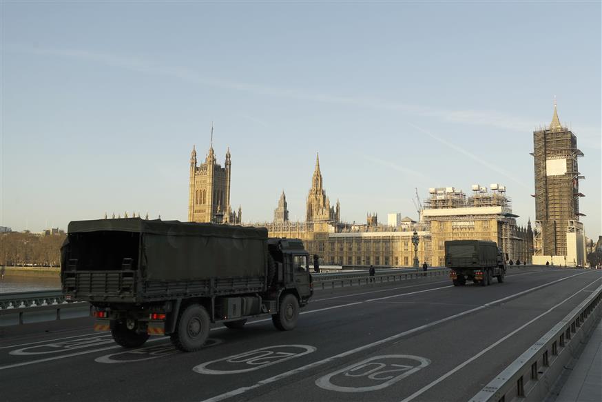 Στρατιωτικές δυνάμεις στη γέφυρα του Westminster (AP Photo/Matt Dunham)