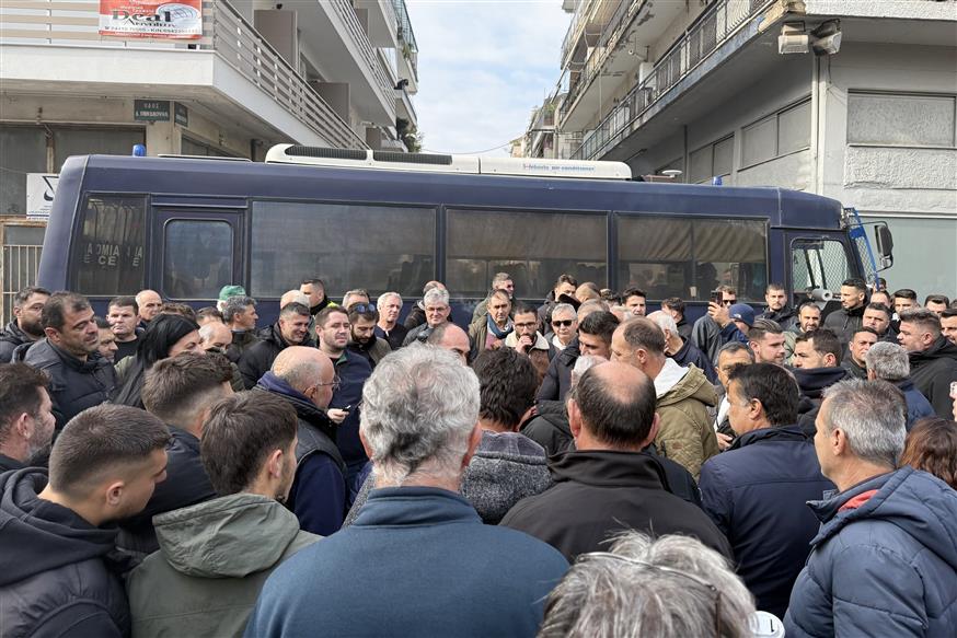 Αγρότες έξω από το γραφείο του Κώστα Τσιάρα (INTIME NEWS / ΚΥΔΩΝΑΣ ΓΙΩΡΓΟΣ)