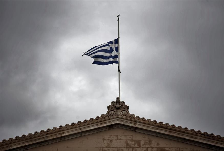 Μεσίστια ελληνική σημαία (EUROKINISSI/ΣΤΕΛΙΟΣ ΜΙΣΙΝΑΣ)