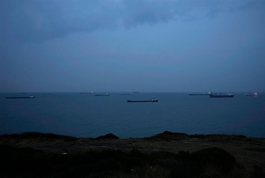 Πλοία στη Μαύρη Θάλασσα (AP Photo/Khalil Hamra, File)