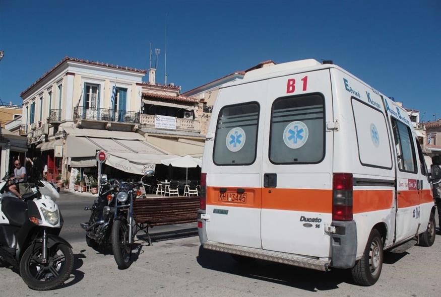 Ασθενοφόρο στην Αίγινα (φωτογραφία αρχείου/ Eurokinissi)