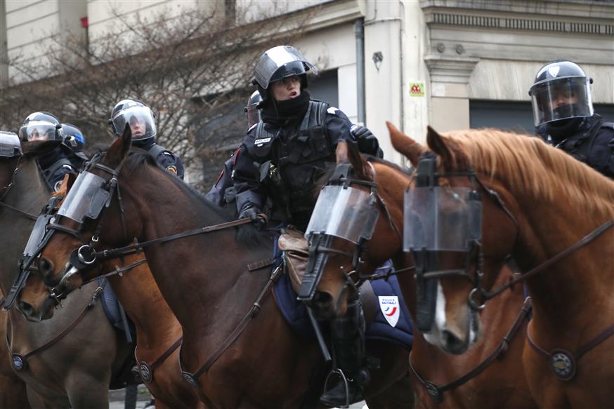 Ιππείς στη μάχη κατά των κίτρινων γιλέκων  (AP Photo/Thibault Camus)