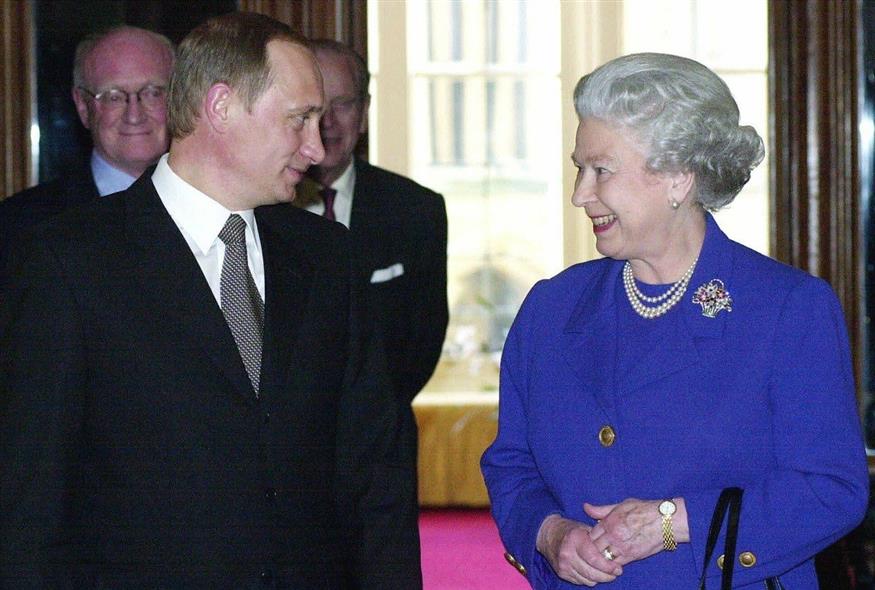 Στιγμιότυπο από συνάντηση του Βλαντίμιρ Πούτιν με τη βασίλισσα Ελισάβετ το 2000 (φωτογραφία αρχείου / Associated Press)