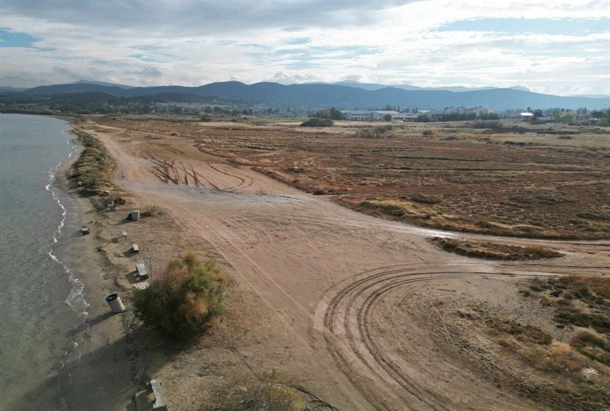 Ο υγρότοπος - υδροβιότοπος Σκάλας Ωρωπού. Διακρίνονται οι αυτοσχέδιοι δρόμοι - Φωτογραφία Κώστας Ασημακόπουλος ethnos.gr Ο υγρότοπος - υδροβιότοπος Σκάλας Ωρωπού. Διακρίνονται οι αυτοσχέδιοι δρόμοι - Φωτογραφία Κώστας Ασημακόπουλος ethnos.gr