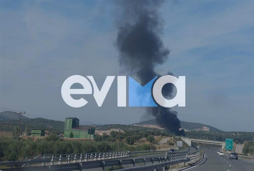 Φωτιά τώρα σε εργοστάσιο στην Αυλίδα (evima.gr)