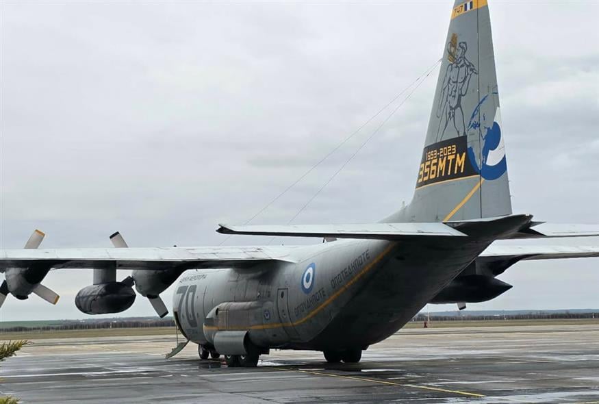 Το C-130 που μεταφέρει τις σωρούς των επτά οπαδών του ΠΑΟΚ (INTIME NEWS)