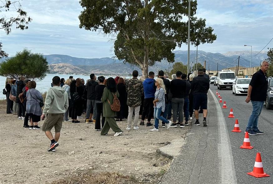 Τρισάγιο στο σημείο που είχε σκοτωθεί η 37χρονη στη Νέα Κίο (INTIME NEWS/ΜΠΟΥΓΙΩΤΗΣ ΒΑΓΓΕΛΗΣ)