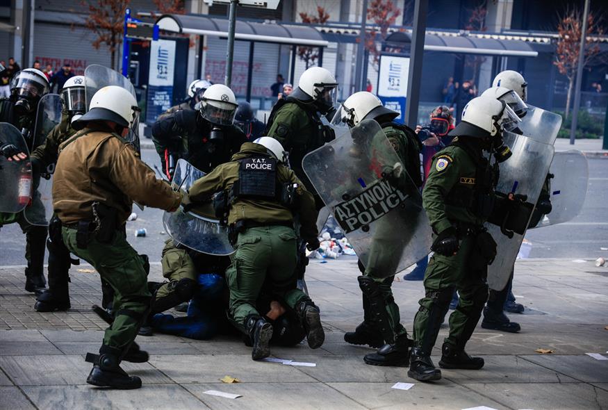 Εικόνες ντροπής: Μετά τη μεγαλειώδη συγκέντρωση για τα Τέμπη, η αστυνομική βία