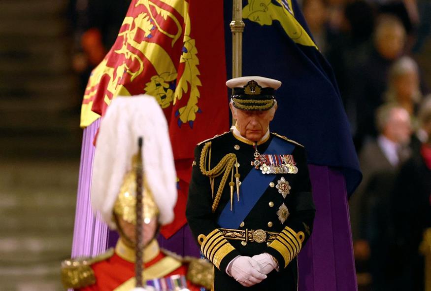 Ο βασιλιάς της Βρετανίας Κάρολος Γ' αγρυπνεί γύρω από το φέρετρο της βασίλισσας Ελισάβετ Β' / Hannah McKay/Pool Photo via AP