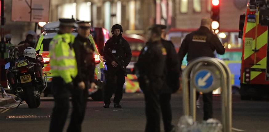 Αστυνομία στη Γέφυρα του Λονδίνου λίγο μετά την επίθεση (ΑP photo)