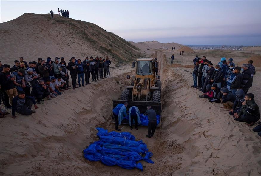 Ομαδικός τάφος στη Γάζα (AP Photo/Fatima Shbair)