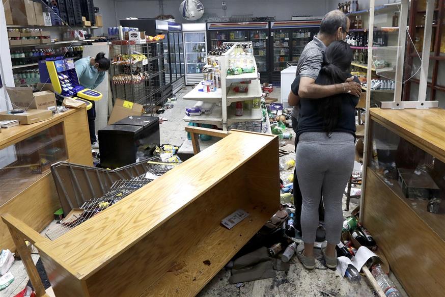 Το απόλυτο χάος μέσα σε κατάστημα (AP Photo/Charles Rex Arbogast)