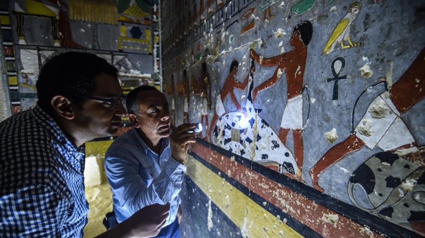 Oi Αιγύπτιοι αρχαιολόγοι κοιτάζουν τις λεπτομέρειες των ευρημάτων τους (twitter)