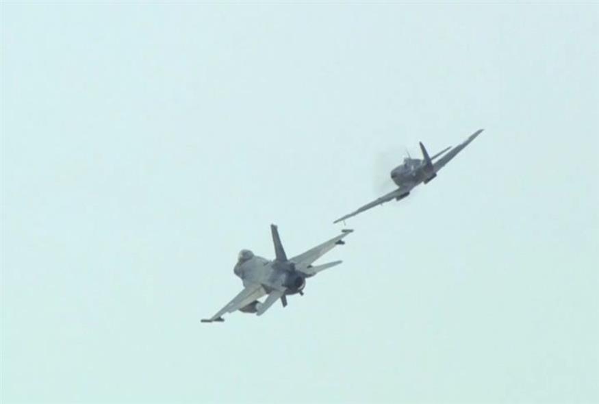 Το θρυλικό Spitfire πέταξε με ένα F-16 στον ουρανό/ERT