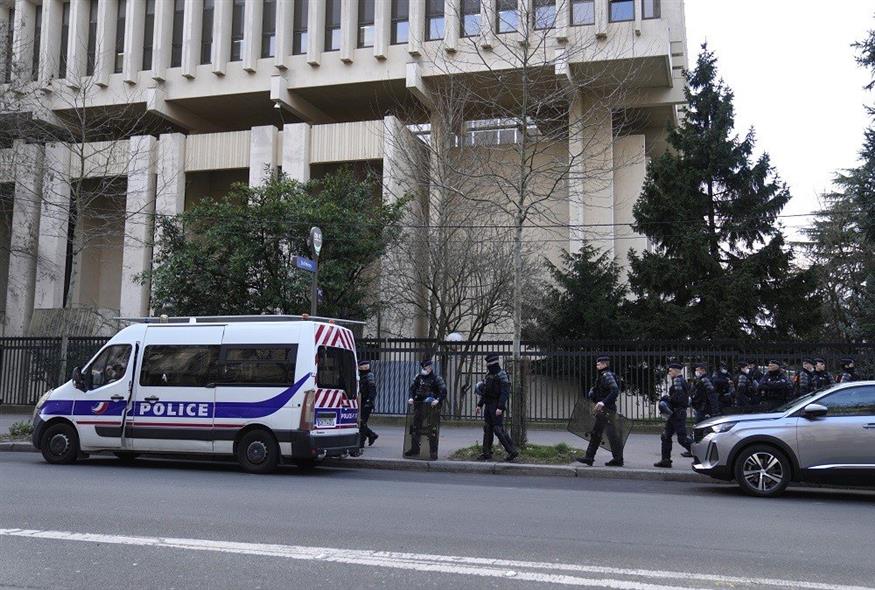 Αστυνομικές δυνάμεις έξω από τη ρωσική πρεσβεία στο Παρίσι (Associated Press)