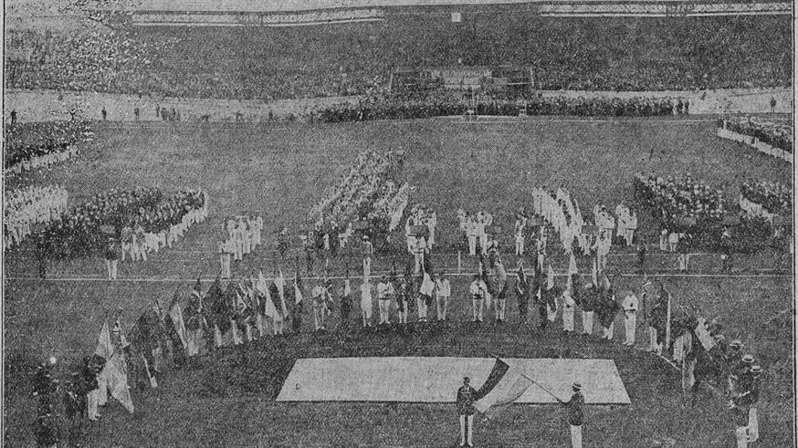 Mετά την είσοδο των ομάδων πρώτη στο κέντρο η σημαία της Ολλανδίας και αριστερά της Ελλάδας με τον γαλανόλευκο σταυρό