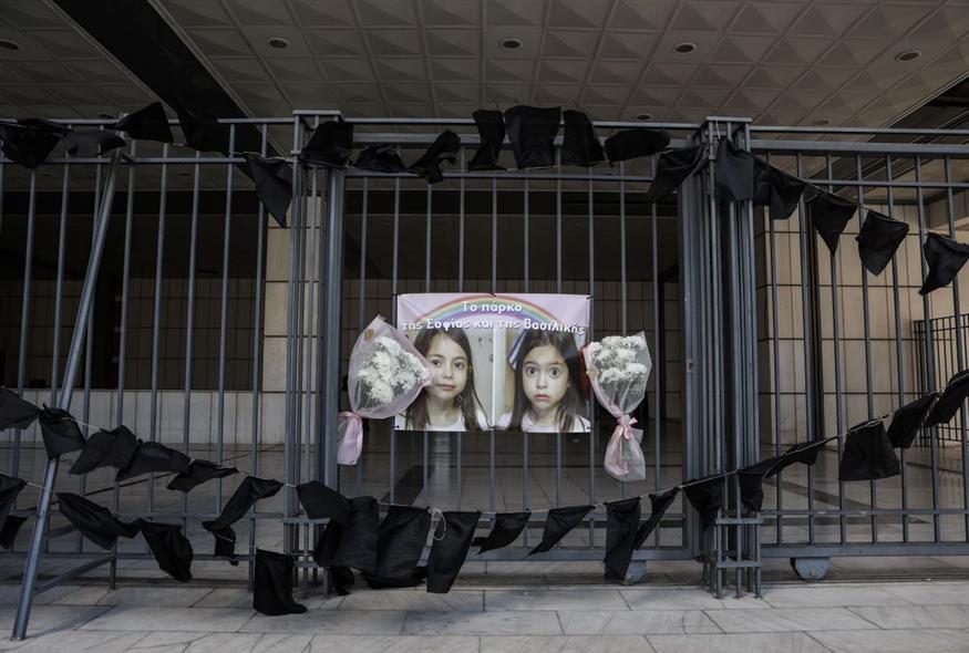Τα δίδυμα κοριτσάκια που έχασαν τη ζωή τους στο Μάτι (ΒΑΣΙΛΗΣ ΡΕΜΠΑΠΗΣ/EUROKINISSI)