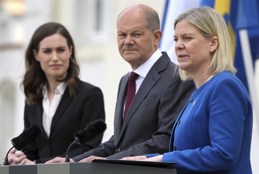 Ο γερμανός καγκελάριος, Όλαφ Σολτς με τις πρωθυπουργούς της Φινλανδίας,  Σάνα Μάριν, και της Σουηδίας, Μαγκνταλένα Άντερσον (Associated Press)