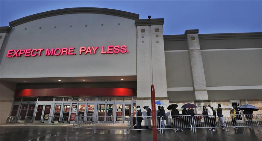 Καταναλωτές περιμένουν να ανοίξει το κατάστημα Target στο Τέξας την Βlack Friday (AP photo)