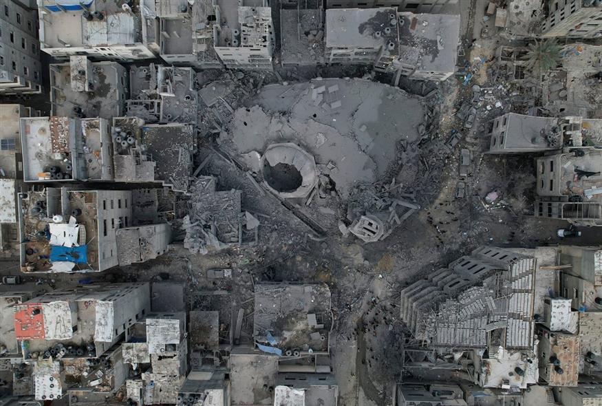 Τα ερείπια ενός τζαμιού, που καταστράφηκε σε ισραηλινή αεροπορική επιδρομή (AP Photo)