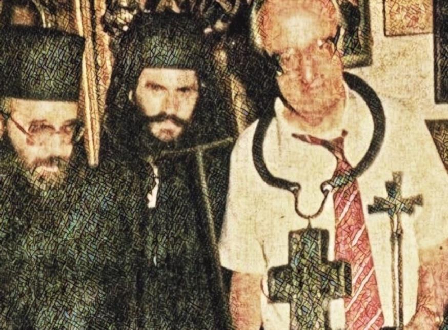 Ο Χρήστος Σαρτζετάκης με τον σταυρό και τη βακτηρία του Αγίου Αθανασίου