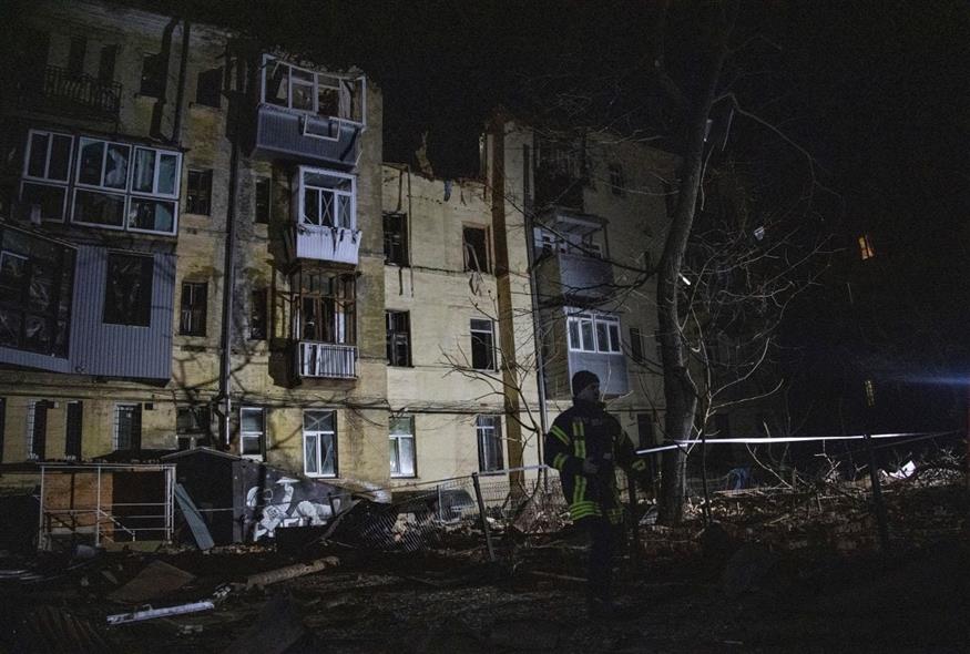 Εικόνα από το Χάρκοβο μετά από ρωσικό χτύπημα (AP Photo/Yevhen Titov)