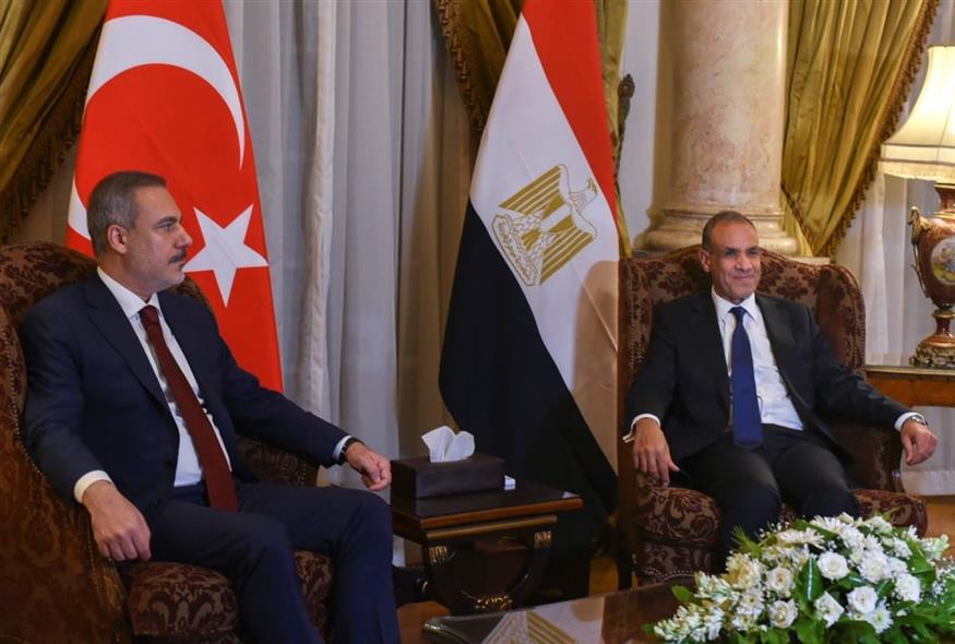 Ο Τούρκος ΥΠΕΞ, Χακάν Φιντάν, με τον Αιγύπτιο ομόλογό του, Μπαντρ Αμπντελατί (Associated Press)