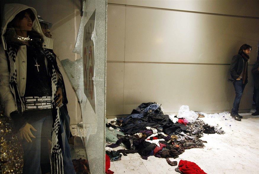 Ζημιές σε κατάστημα στην Αθήνα μετά τη δολοφονία του Αλέξανδρου Γρηγορόπουλου (Eurokinissi)