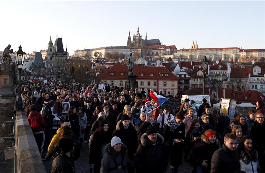 Φωτογραφία από την πορεία διαμαρτυρίας στην Πράγα (AP)