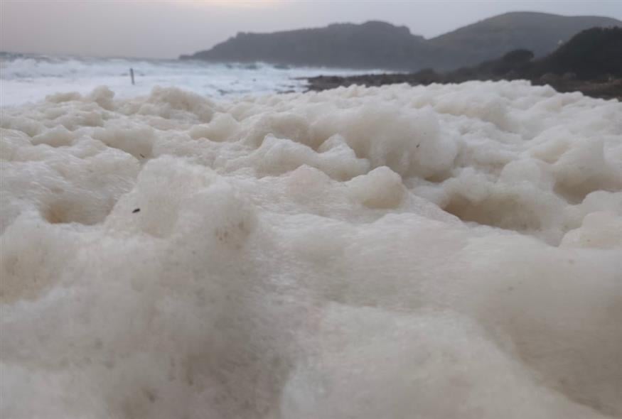 Αφρούς στη θάλασσα στην Παλαίχωρα (zarpanews.gr)