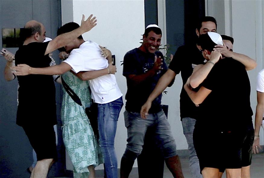 Ελεύθεροι αφέθηκαν οι 12 Ισραηλινοί μετά τον ψευδή ισχυρισμό της Βρετανίδας (copyright: Associated Press//Petros Karadjias)