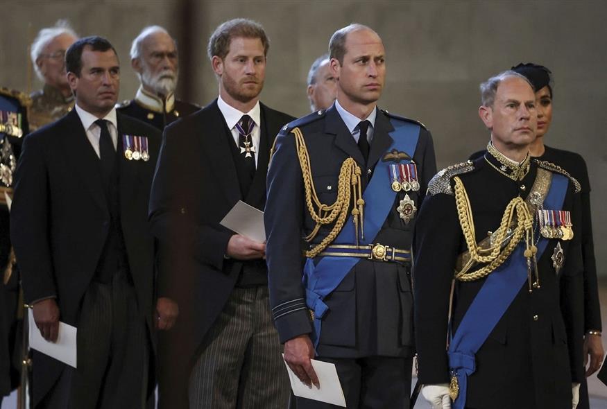 Λαϊκό προσκύνημα στη σορό της βασίλισσας Ελισάβετ (Associated Press)