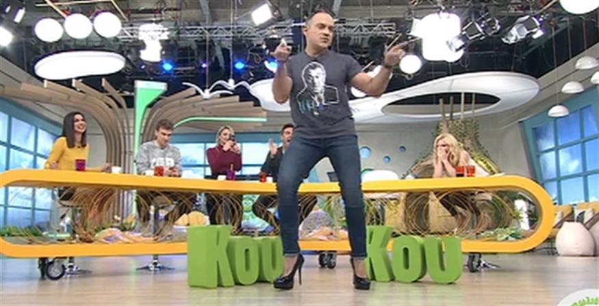Ο Κρατερός Κατσούλης χόρεψε on air με 15ποντες γόβες