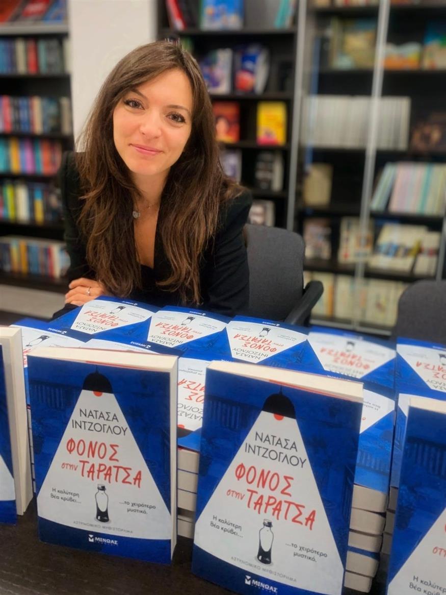 «Θα διάλεγα χωρίς δεύτερη σκέψη να δειπνήσω με τον Ηρακλή Πουαρό, καθώς είναι και λάτρης του καλού φαγητού» λέει η Νατάσα Ιντζόγλου