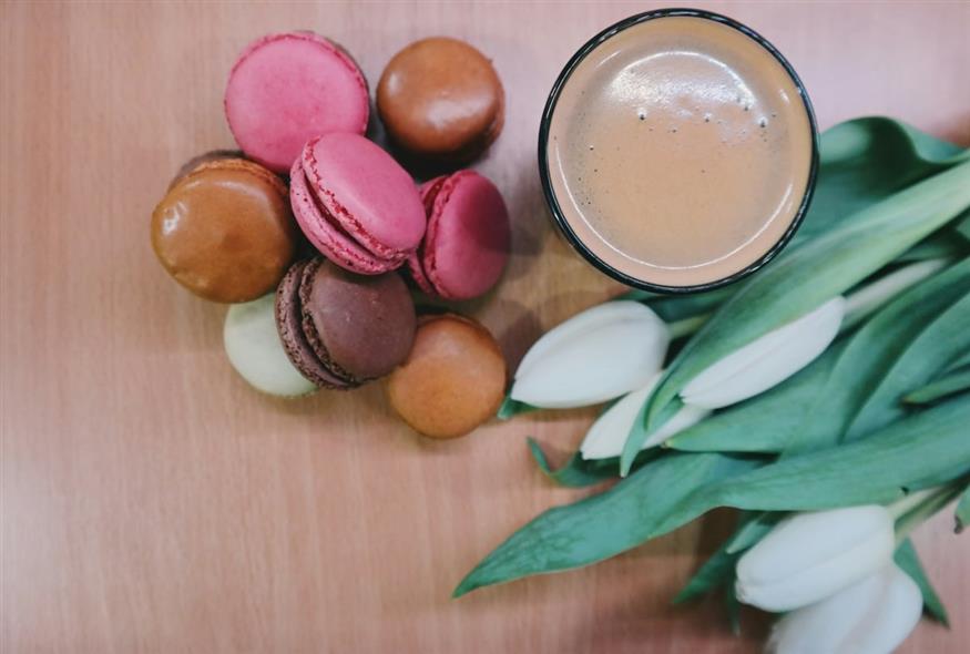 Λουλούδια και γλυκά (Unsplash)