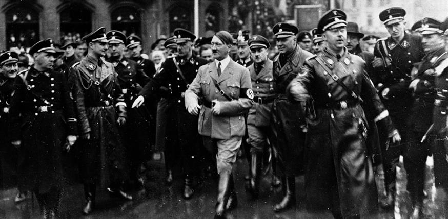 Ο Αδόλφος Χίτλερ με τους επιτελείς του στα χρόνια της παντοδυναμίας του (AP)