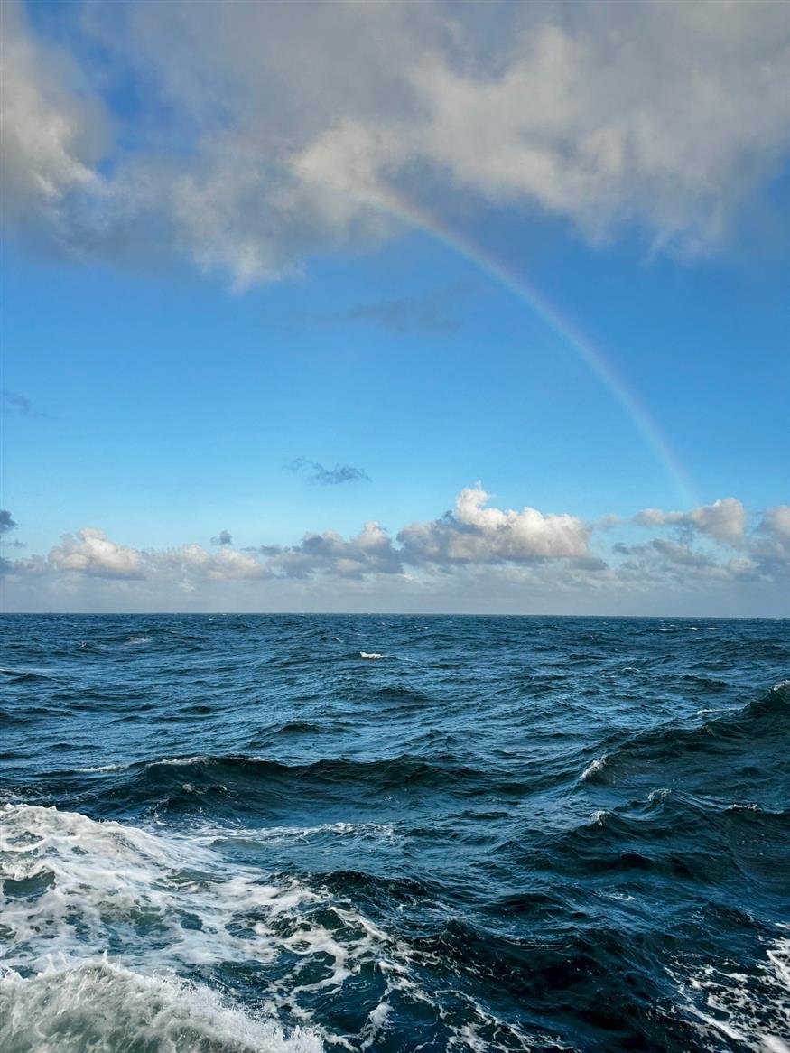 (α) Η θέα του ουράνιου τόξου μετά από μια εκτεταμένη καταιγίδα, (β) ένα πεινασμένο θαλασσοπούλι ακολουθώντας την πορεία του πλοίου με φόντο έναν παγετώνα στη Θάλασσα της Γροιλανδίας. © Μαρία Παπαδάτου (α) Η θέα του ουράνιου τόξου μετά από μια εκτεταμένη καταιγίδα, (β) ένα πεινασμένο θαλασσοπούλι ακολουθώντας την πορεία του πλοίου με φόντο έναν παγετώνα στη Θάλασσα της Γροιλανδίας. © Μαρία Παπαδάτου