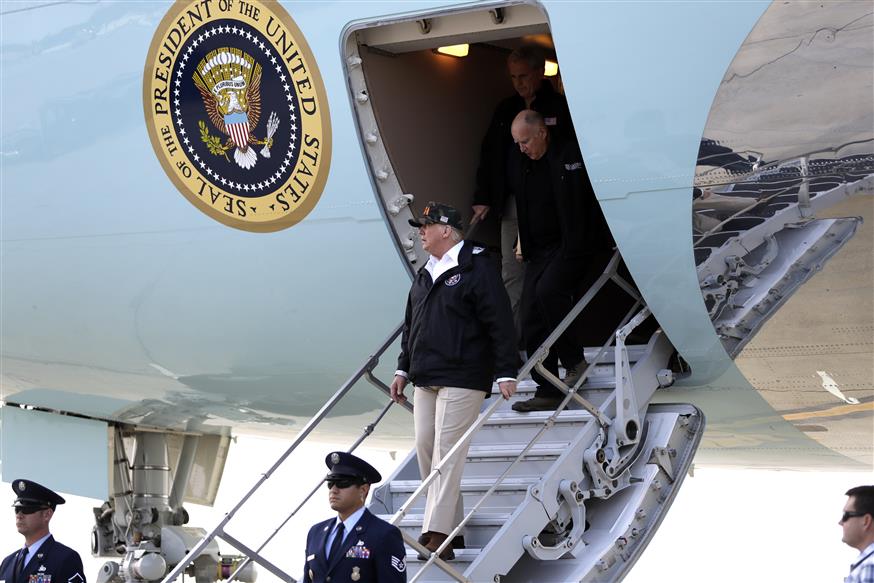 Ο Ντόναλντ Τραμπ κατεβαίνει τα σκαλιά του Air Force One (AP Photo/Evan Vucci)