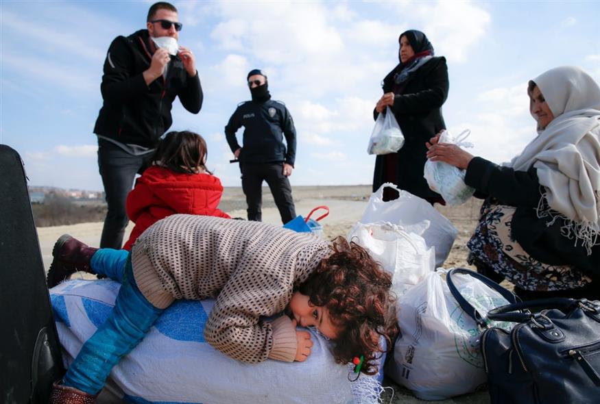 Πρόσφυγες στον δρόμο προς την Ελλάδα (AP Photo/Darko Bandic)