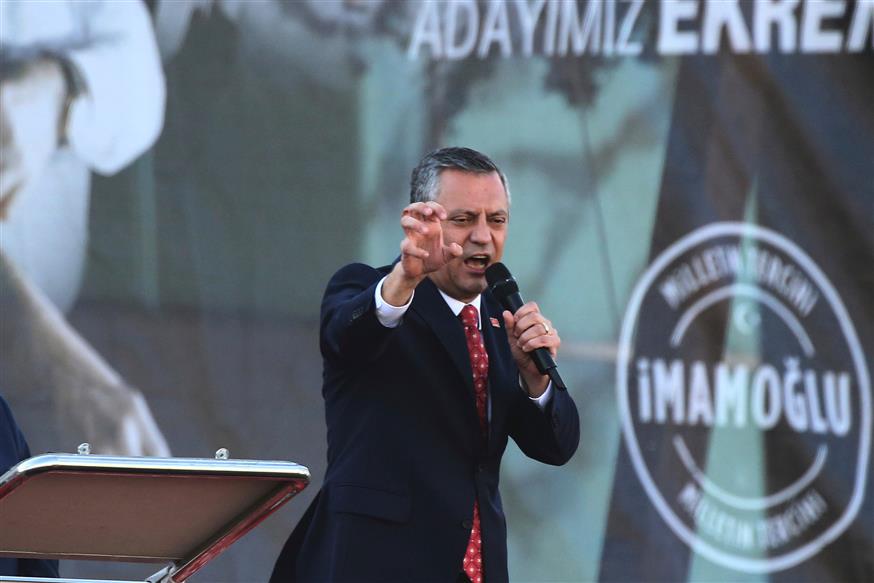 Ο Οζγκιούρ Οζέλ (Ali Unal/AP)